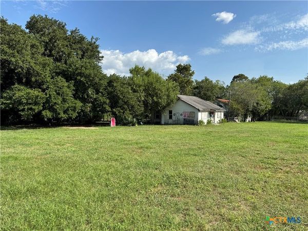 505 S Esplanade Street , Cuero, TX 77954