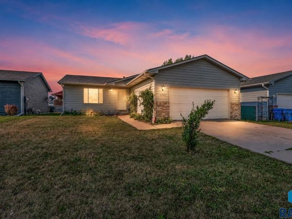 1301 E 70th St N N, Sioux Falls, SD 57104