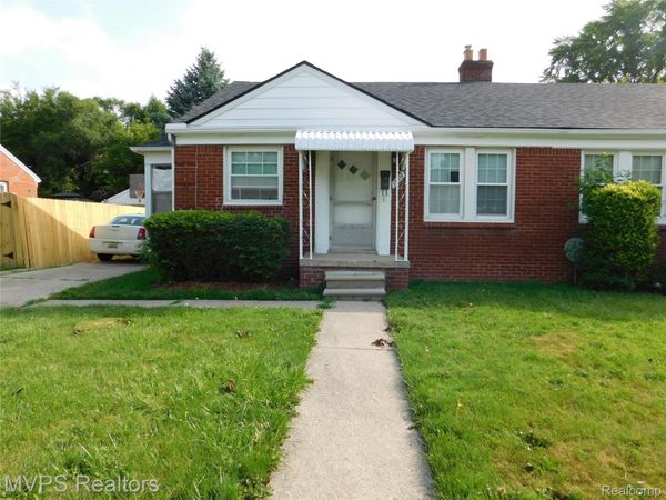 18557 Roscommon Street , Harper Woods, Mi 48225
