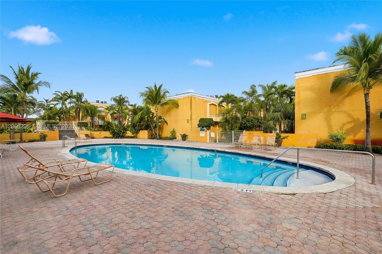 17901 NW 68th Ave , Unit R206, Hialeah, FL 33015 Photo