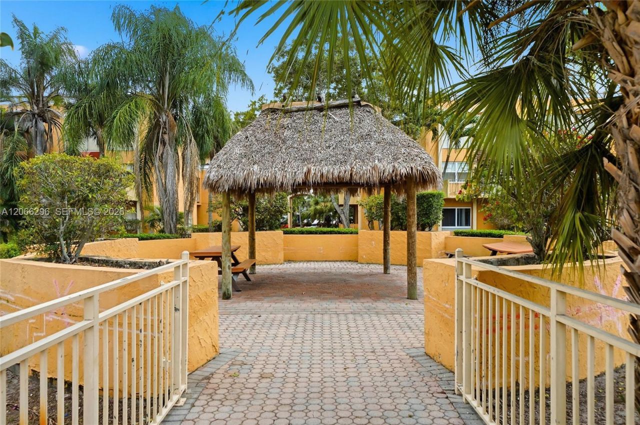 17901 NW 68th Ave , Unit R206, Hialeah, FL 33015 Photo