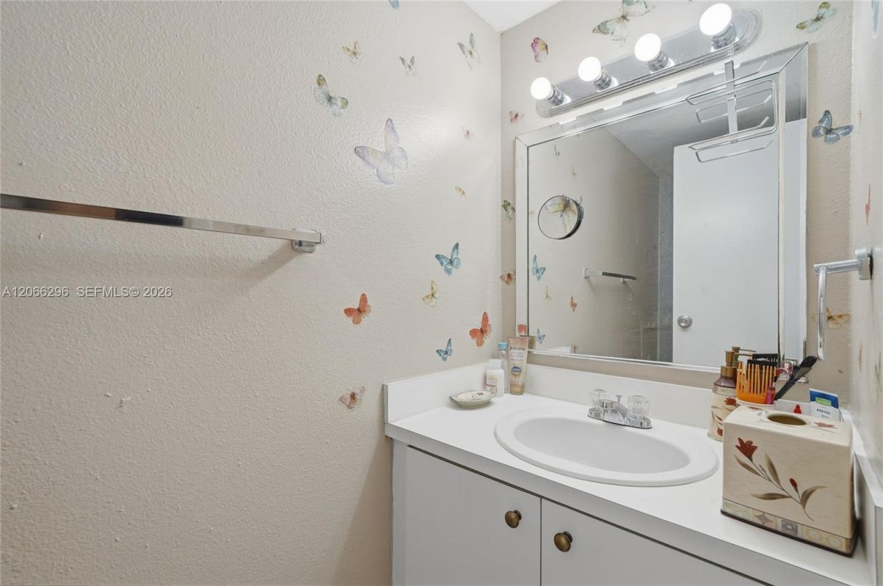 17901 NW 68th Ave , Unit R206, Hialeah, FL 33015 Photo