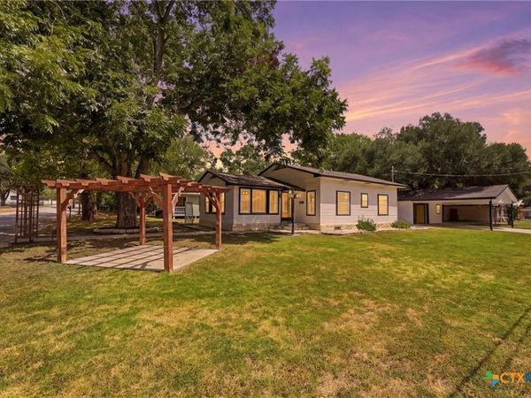 104 N Bright Street , Gonzales, TX 78629