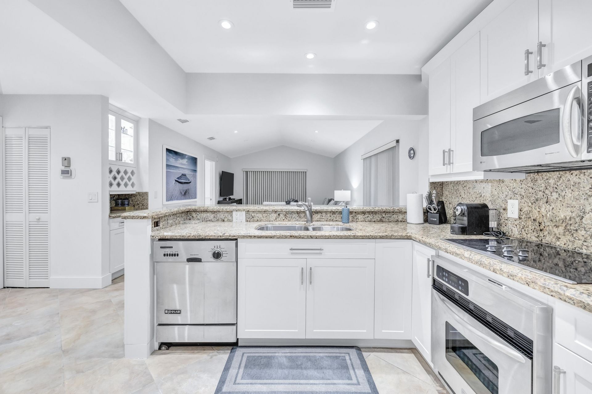 351 Club Circle, Unit 210, Boca Raton, FL 33487 Photo