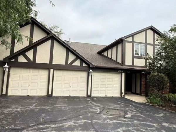 200 Brookside Lane , Unit D, Willowbrook, IL 60527