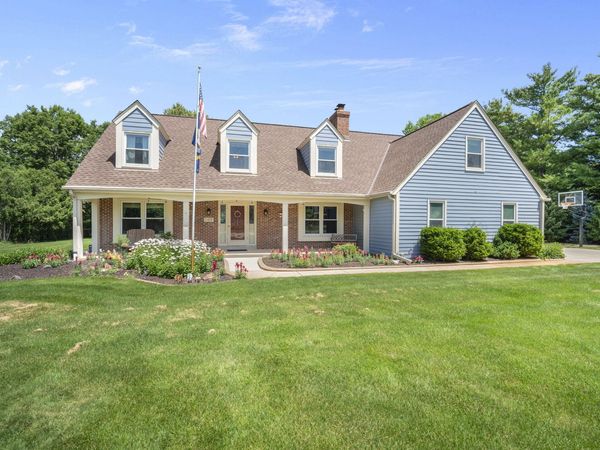 149 Hickory Dr, Delafield, WI 53018