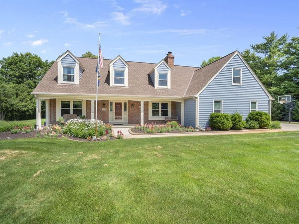 149 Hickory DRIVE, Delafield, WI 53018