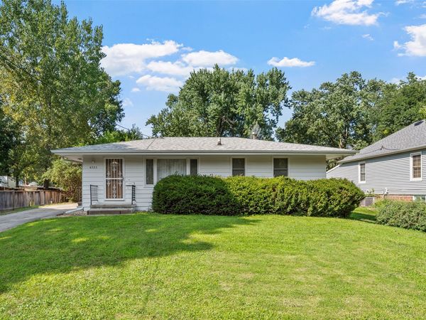 6725 Roseland Drive, Urbandale, IA 50322