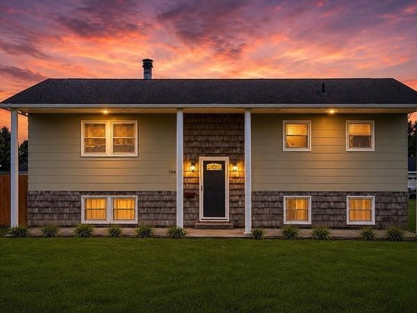 708 E 11th Street, Vinton, IA 52349