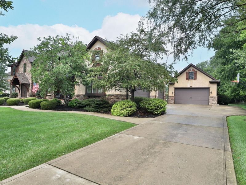 2182 Woodland Hall Drive, Powell, OH 43065 Photo 2