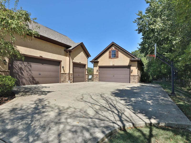 2182 Woodland Hall Drive, Powell, OH 43065 Photo 3
