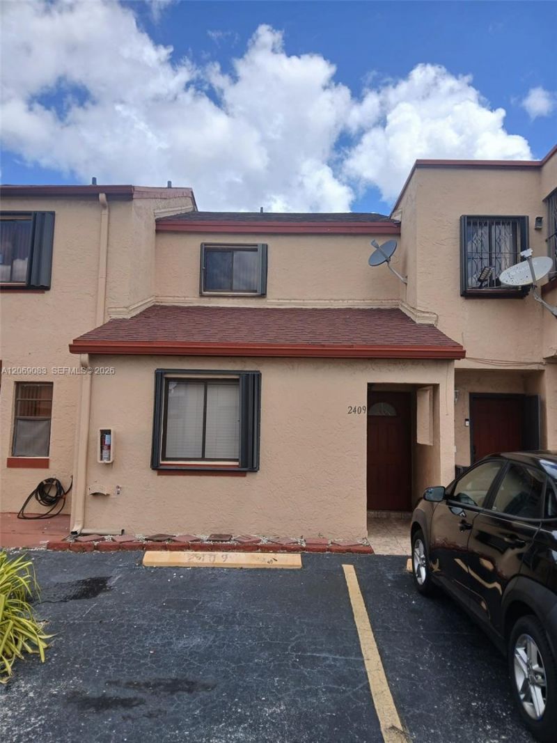2409 W 52nd Pl, Unit 5-2, Hialeah, FL 33016 Main Photo