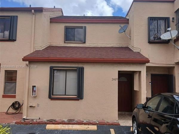 2409 W 52nd Pl , Unit 5-2, Hialeah, FL 33016