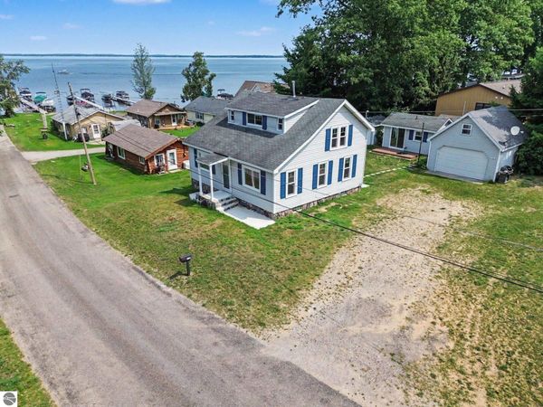 110 Guernsey Avenue, Houghton Lake, MI 48629