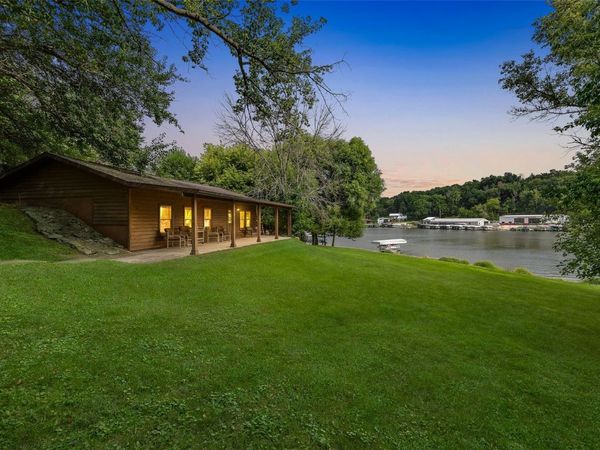 22107 262nd Street , Delhi, IA 52223