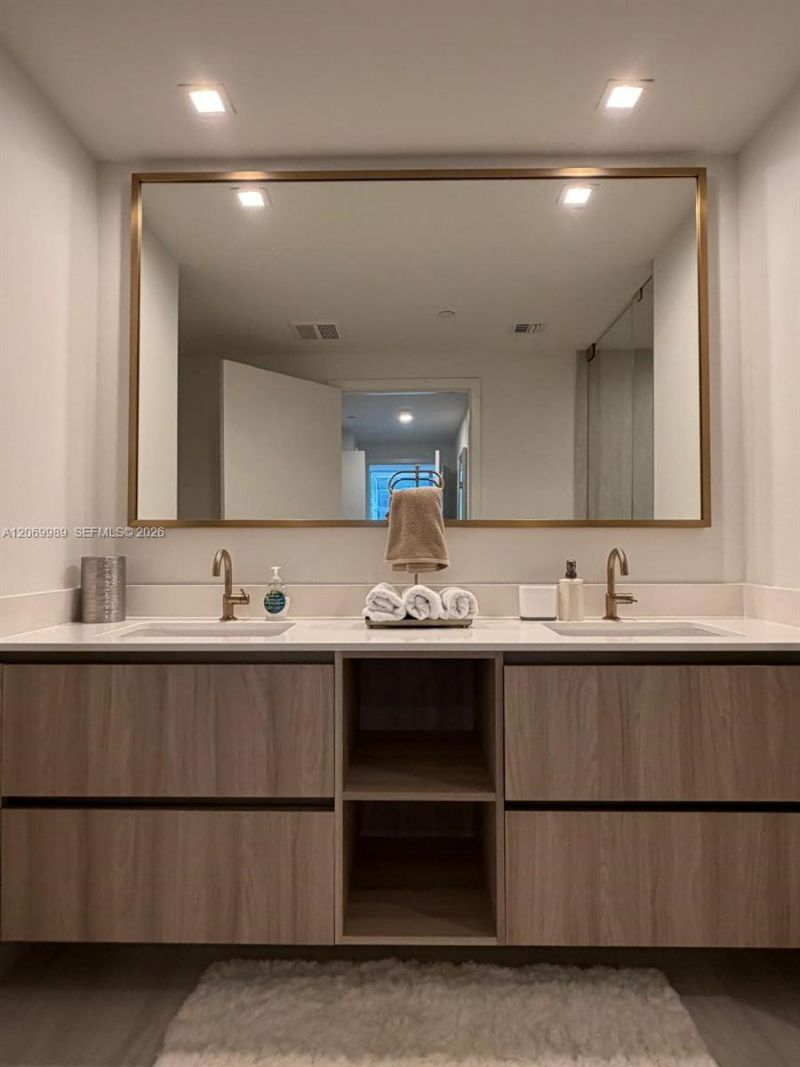 77 SE 5 St , Unit 2008, Miami, FL 33131 Photo