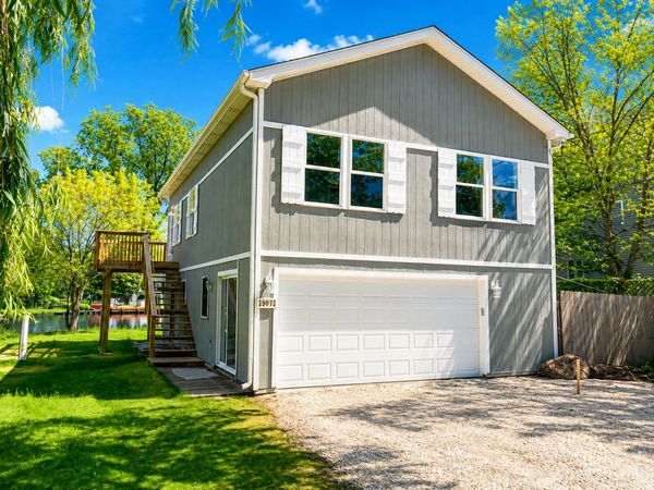 19071 W Lake View Avenue , Mundelein, IL 60060