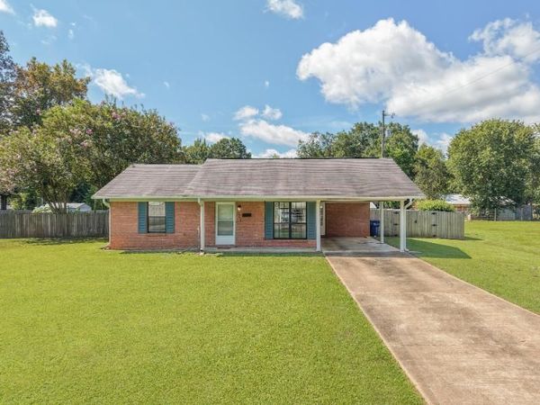 217 3rd Ave., Houston, MS 38851