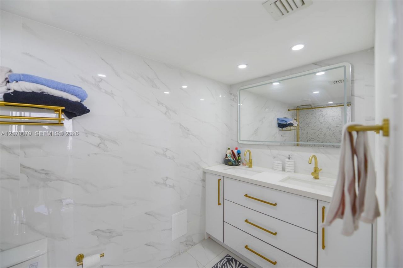 7601 E Treasure Dr , Unit PH103, North Bay Village, FL 33141 Photo