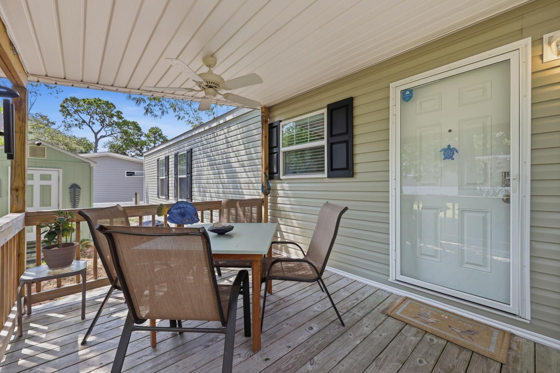 4604 Albatross St. Photo 4
