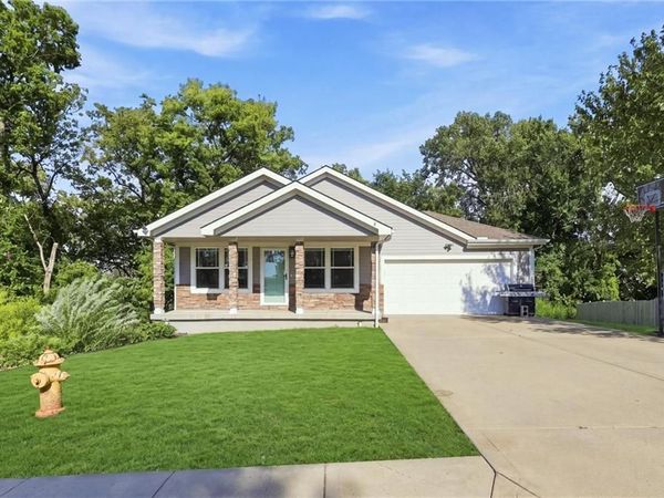 217 N Bluegrass Drive, Bonner Springs, KS 66012