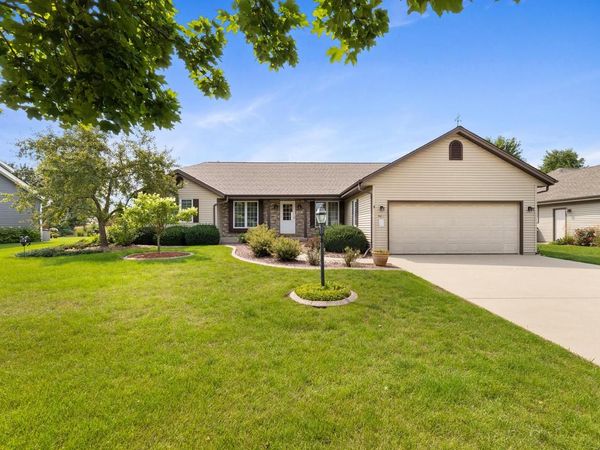 6871 S Dory DRIVE, Franklin, WI 53132