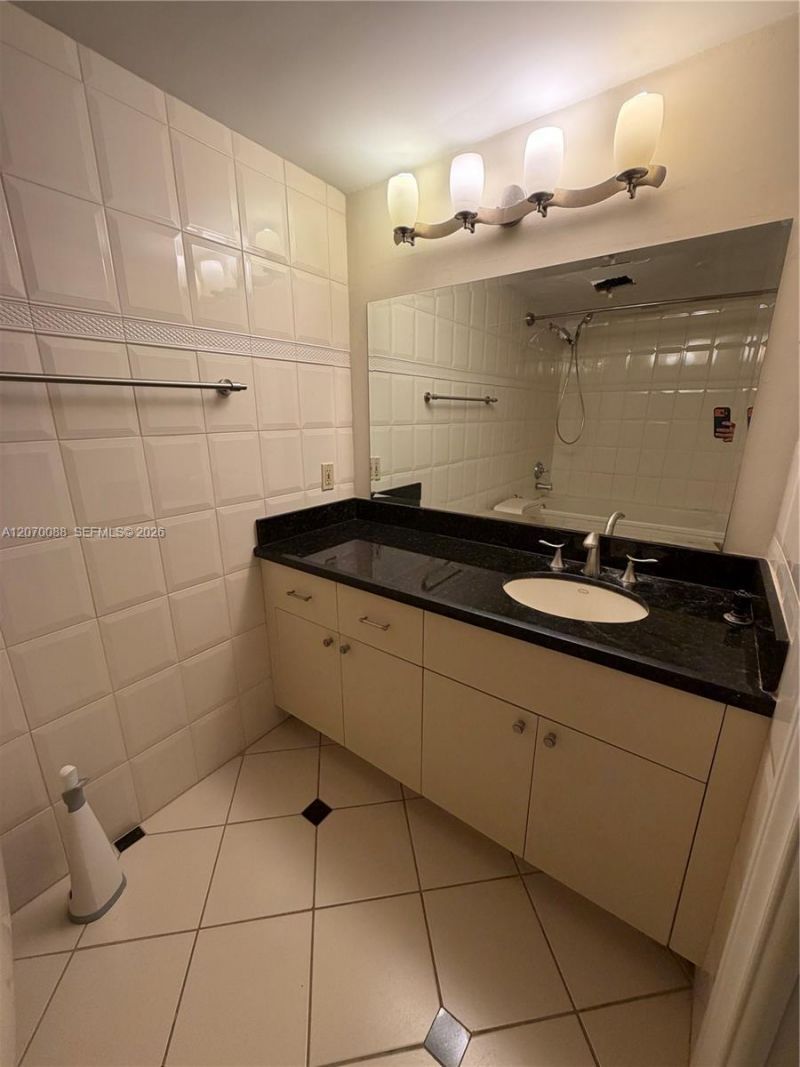 2640 NE 135th St , Unit 202, North Miami, FL 33181 Photo