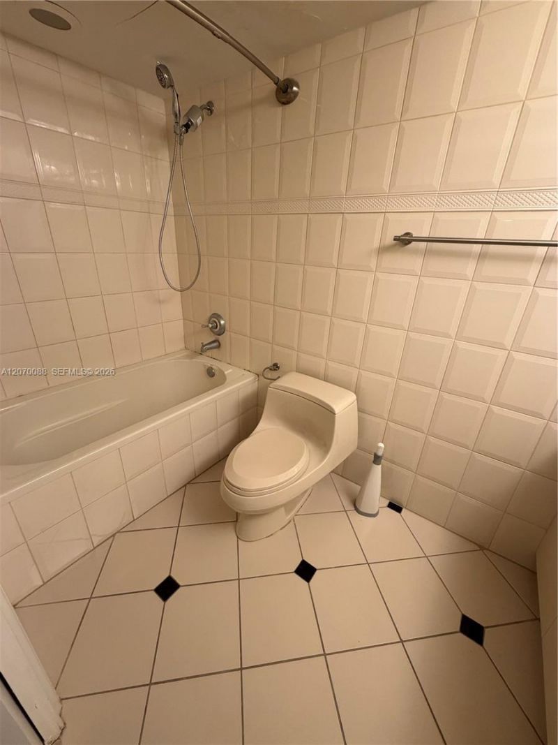2640 NE 135th St , Unit 202, North Miami, FL 33181 Photo