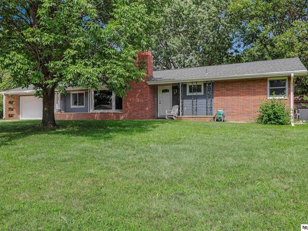 530 Village View Drive, Hickman, NE 68372