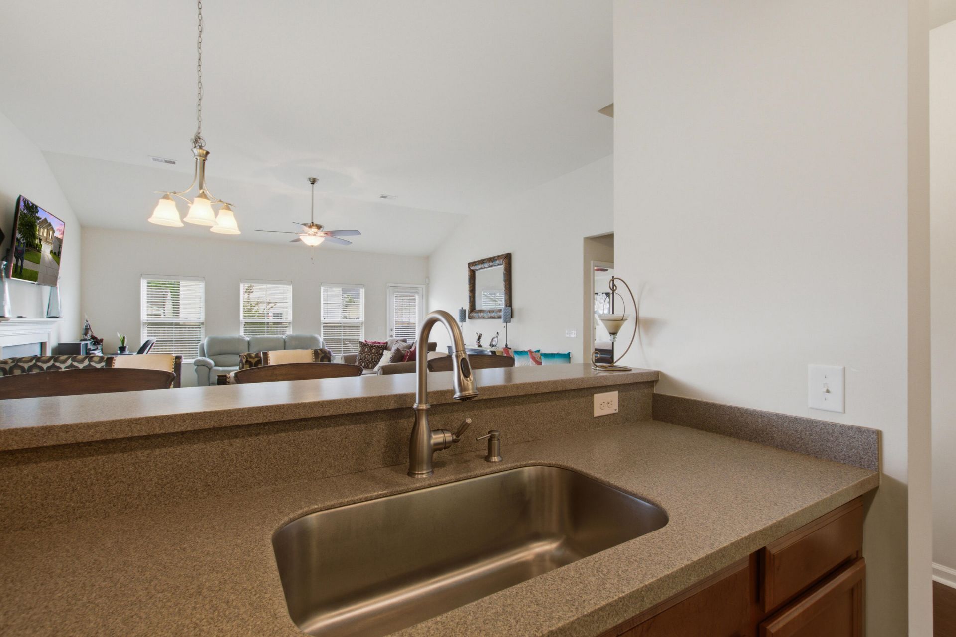 613 Zinnia Drive Photo 15