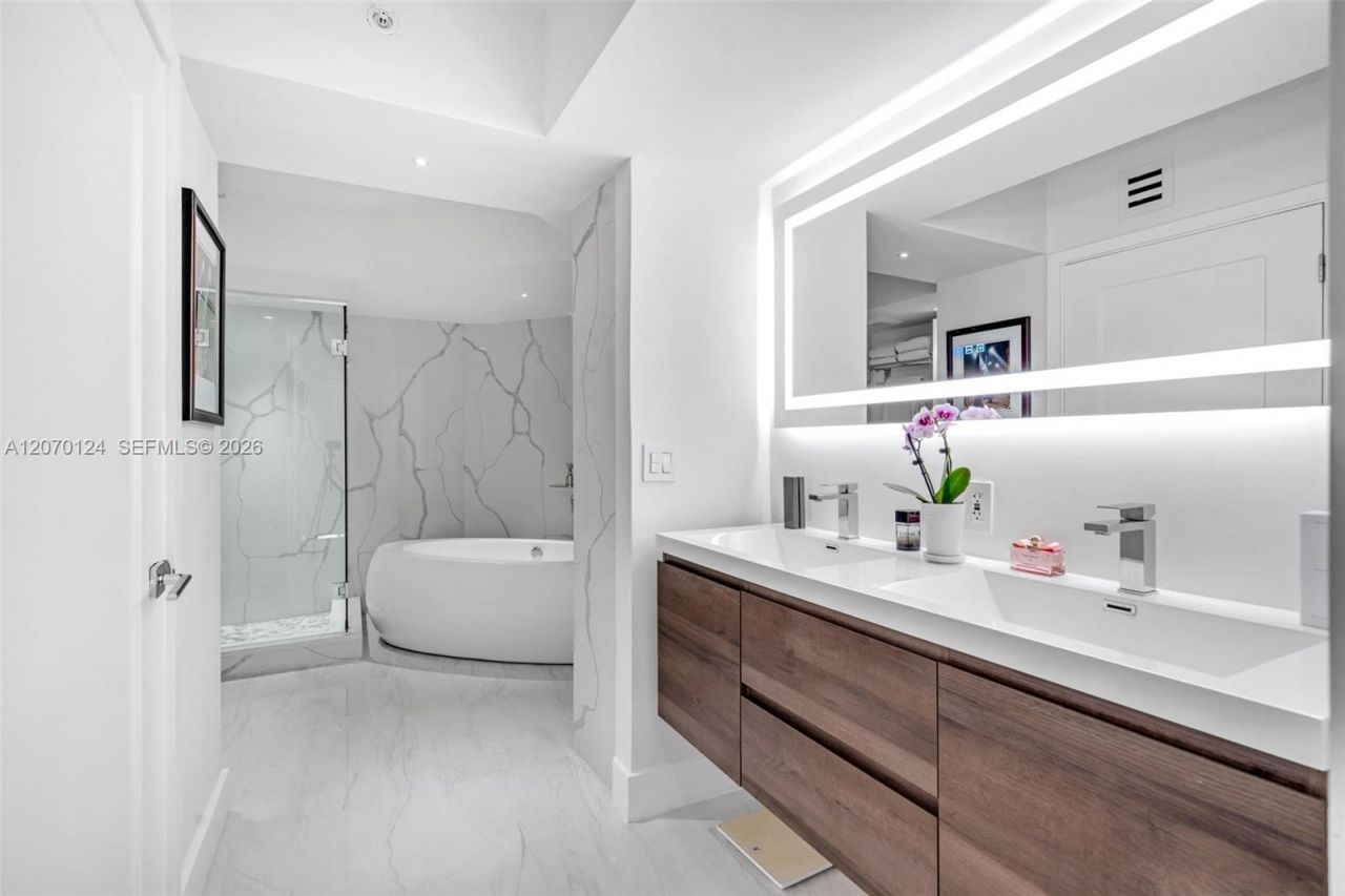6301 Collins Ave, Unit 1207, Miami Beach, FL 33141 Photo