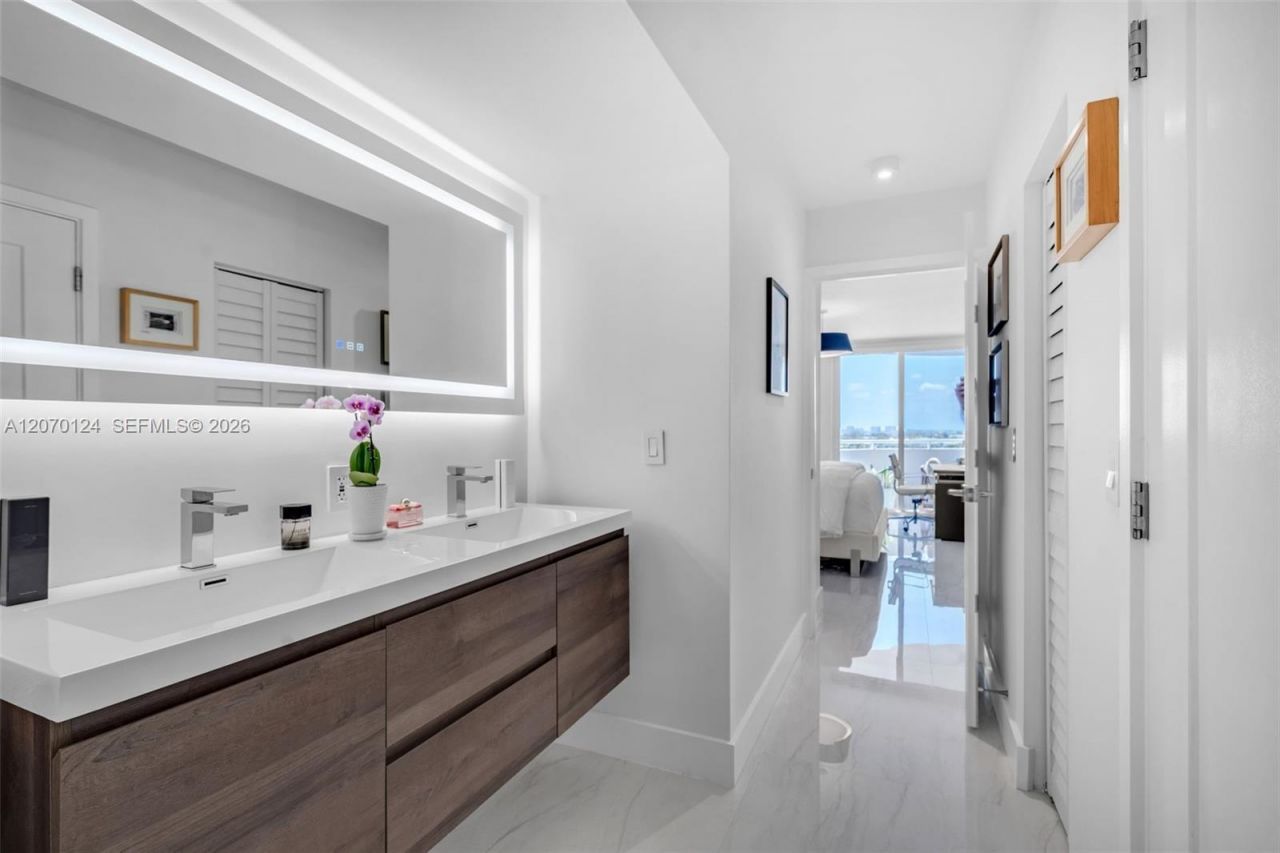 6301 Collins Ave, Unit 1207, Miami Beach, FL 33141 Photo