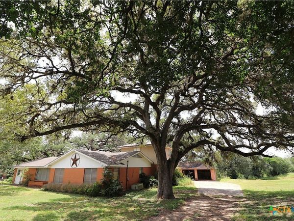 229 E Fannin Street, Goliad, TX 77963