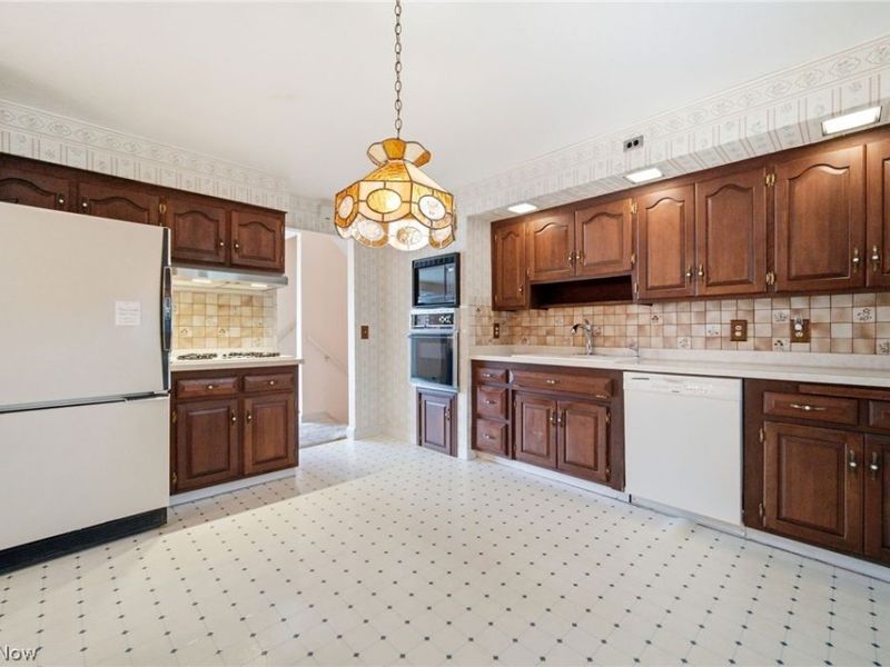 2475 Robinhood Drive, Parma, OH 44134 Photo 6
