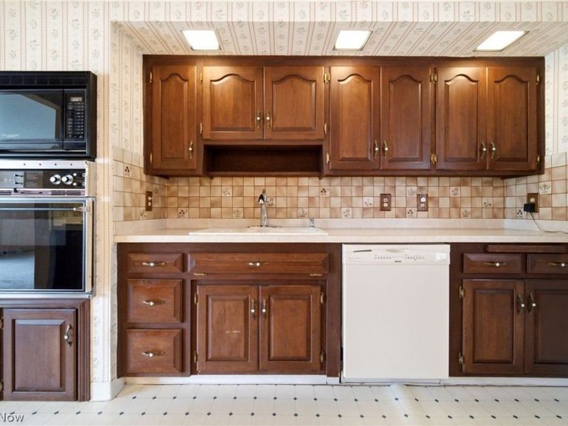 2475 Robinhood Drive, Parma, OH 44134 Photo 7