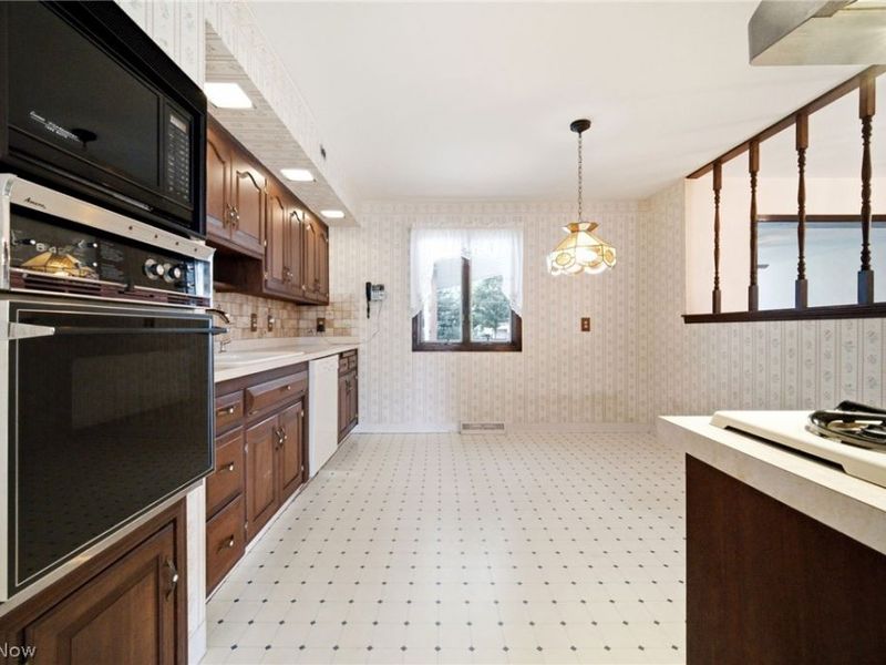 2475 Robinhood Drive, Parma, OH 44134 Photo 8