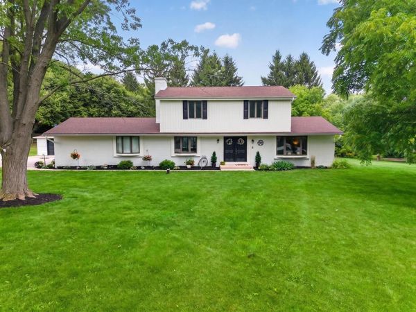 N8W27232 Woodridge LANE, Waukesha, WI 53188