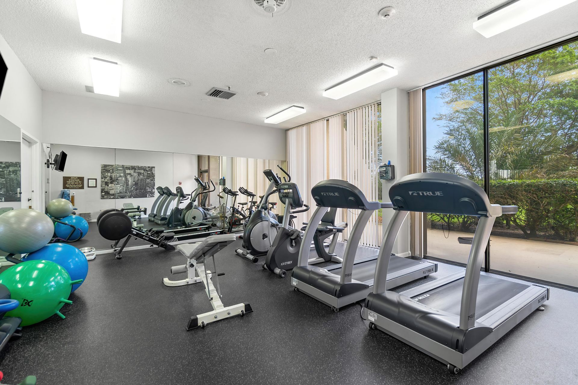 2450 Presidential Way, Unit 1606, West Palm Beach, FL 33401 Photo