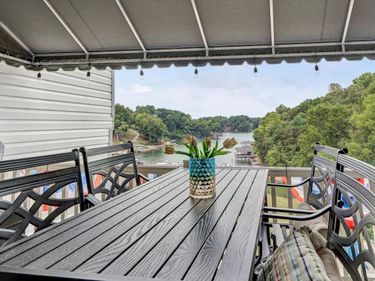 1089 Blue Water Dr, Moneta, VA 24121