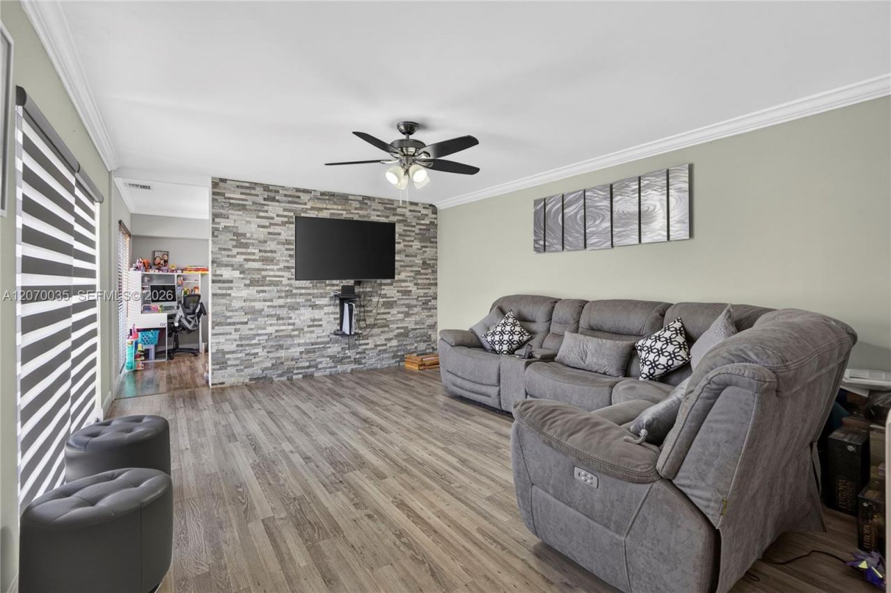 953 Springdale Cir , Palm Springs, FL 33461 Photo