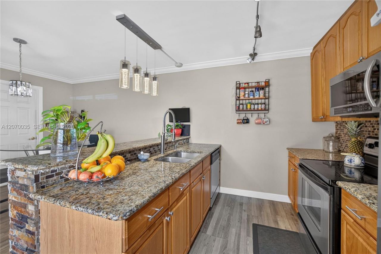 953 Springdale Cir , Palm Springs, FL 33461 Photo