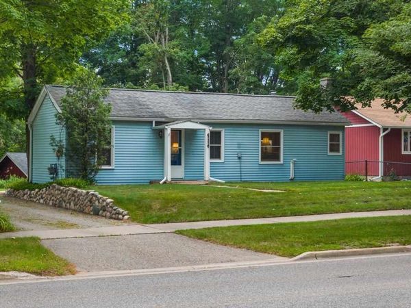 418 E Lake Street, Harbor Springs, MI 49740