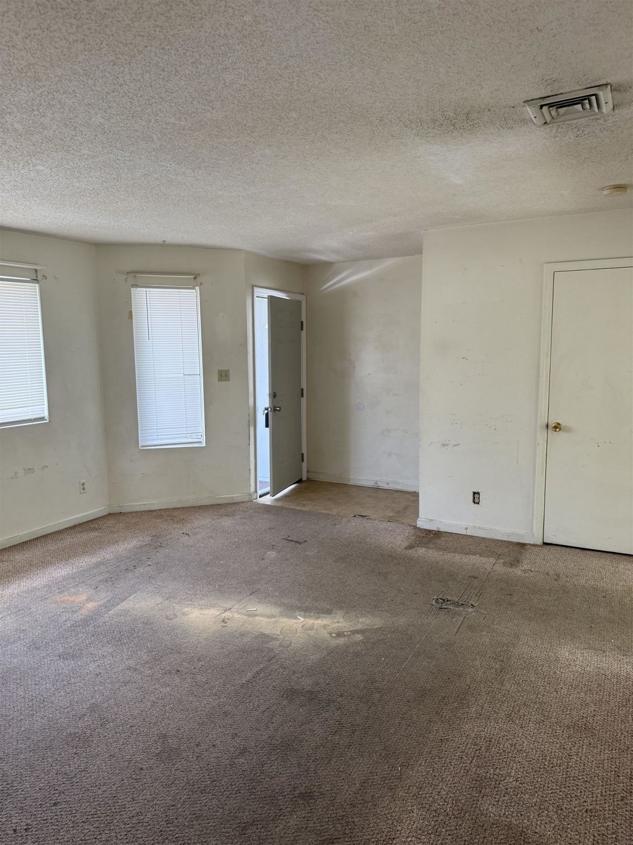 2000 Greens Blvd. Photo 4