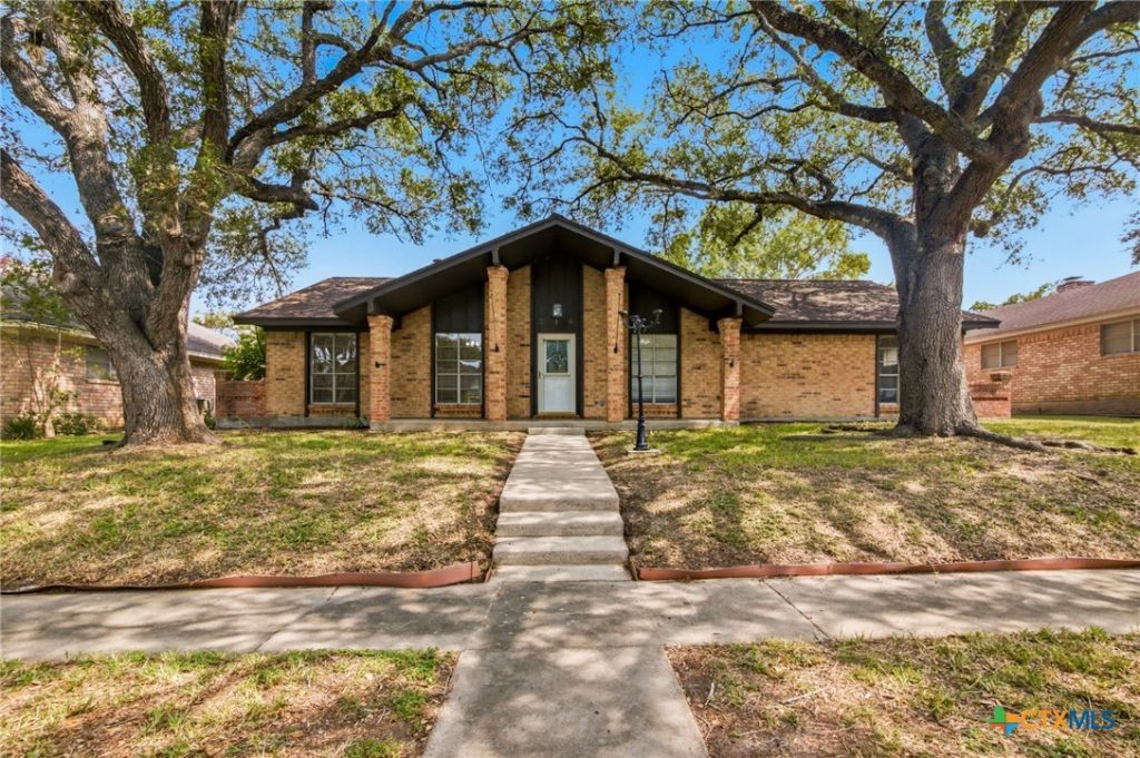 216 Guinevere Street, Victoria, TX 77904 Main Photo