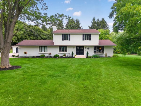 N8W27232 Woodridge Ln, Pewaukee, WI 53188