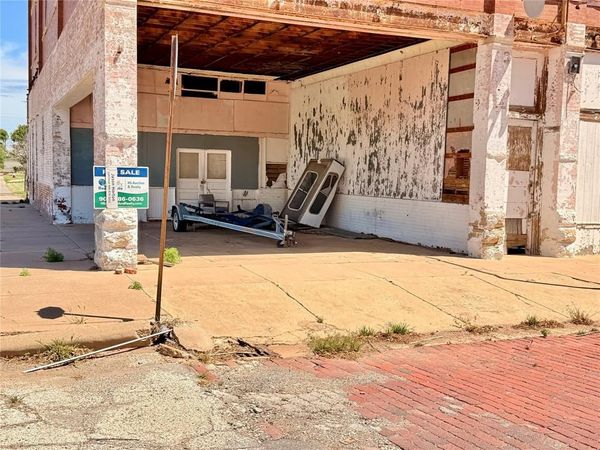 100 W 2nd Street , Quanah, TX 79252