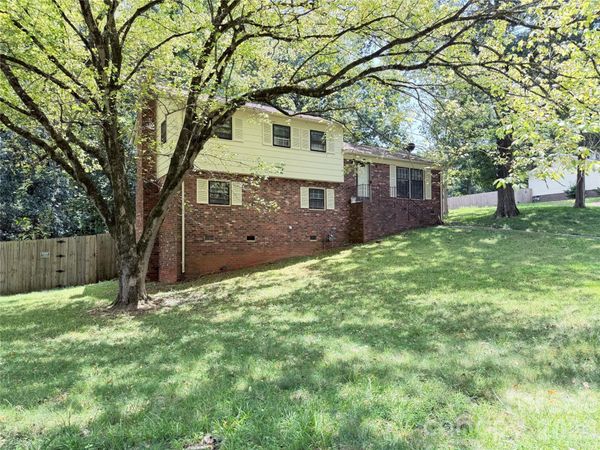 931 Pineborough Road , Charlotte, NC 28212