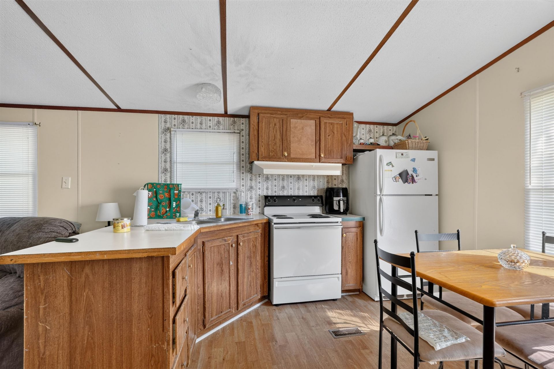 869 Hilander Dr. Photo 8