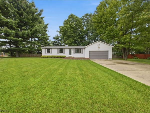 1734 Shannon Circle , Mineral Ridge, OH 44440