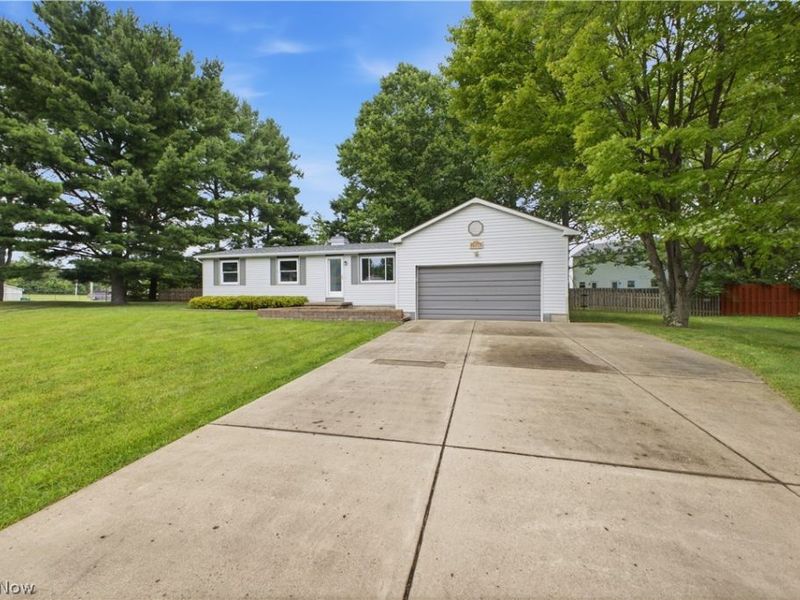 1734 Shannon Circle, Mineral Ridge, OH 44440 Photo 2
